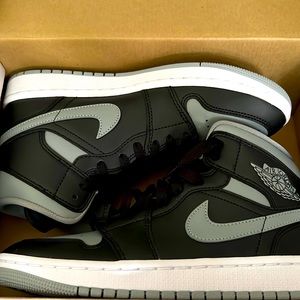Women size 7.5 Jordan 1 MID